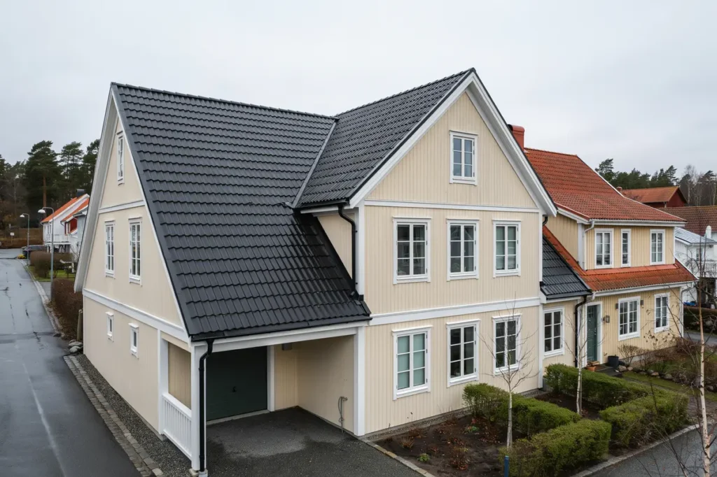 takoml ggning med nya betongpannor p kedjehus i amhult